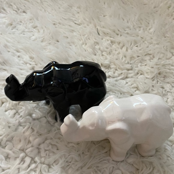 30% off w ♥️ Pair Elephant White Black  Ceramic Hexagonal Cubist Figurines Flaw - Picture 1 of 8